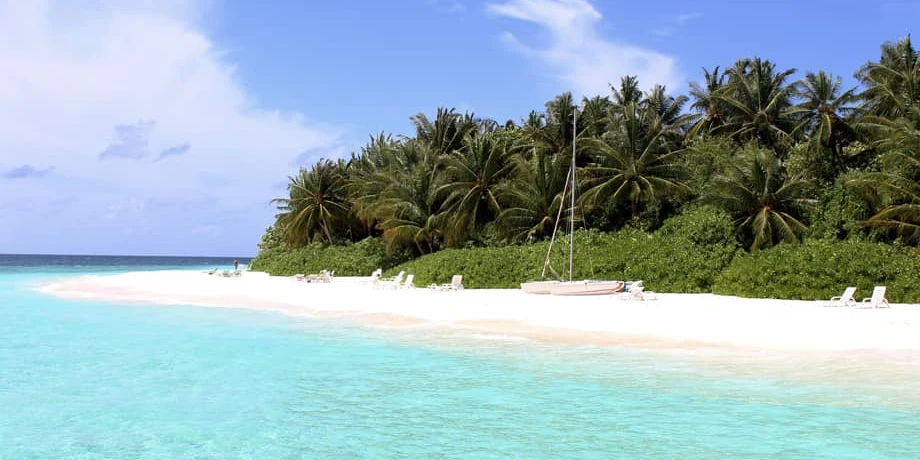 كم تكلفة السفر إلى جزر المالديف بالريال السعودي في 2022؟
